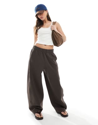Stradivarius - STR - Barrel Leg Jogginghose in Braun