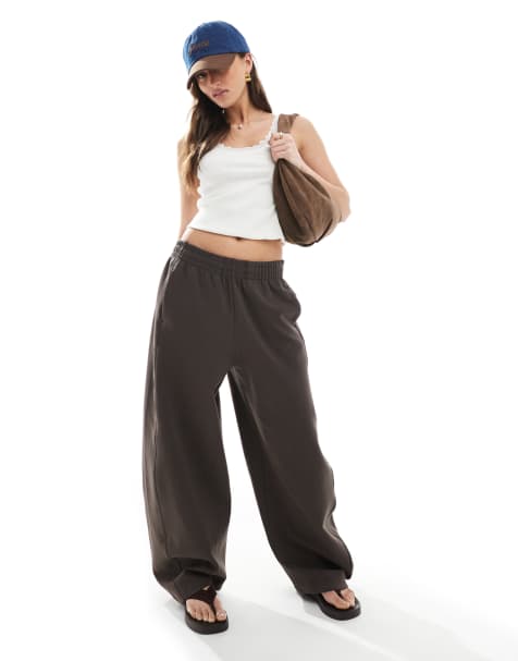 Stradivarius – STR – Barrel Leg Jogginghose in Braun - view 1