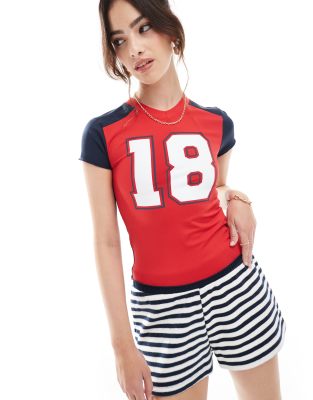 Stradivarius - STR - Baseball-T-Shirt in Rot mit „18"-Print