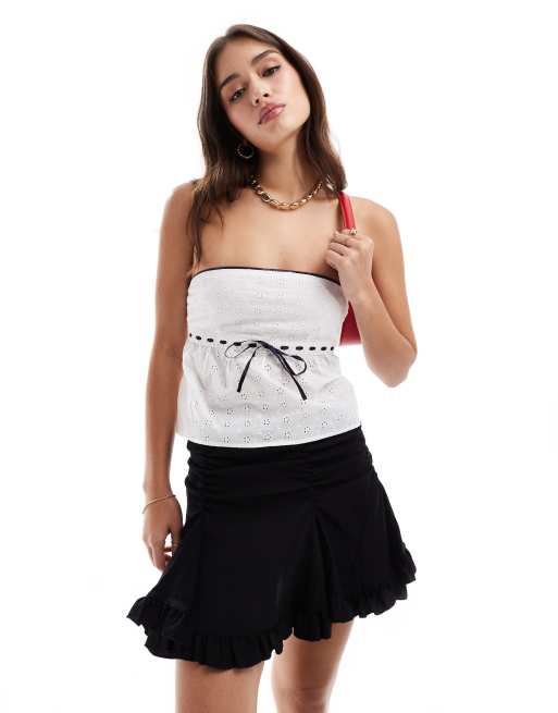 Stradivarius – STR – Biały top z dekoltem bandeau i haftowany wzorem 