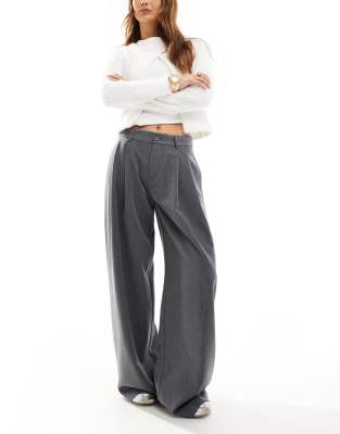 Thumbnail - Stradivarius - STR - Elegante weite Bundfaltenhose in Grau mit niedrigem Bund