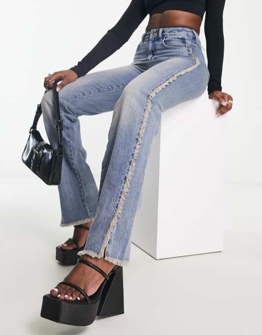 Stradivarius - STR - Jean droit ample à ourlets effilochés - Bleu moyen délavé 
