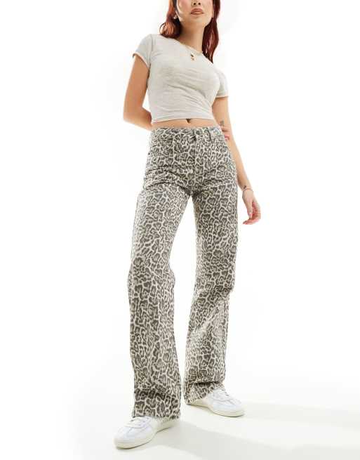 Stradivarius - STR - Jeans med lige ben og leopardprint 