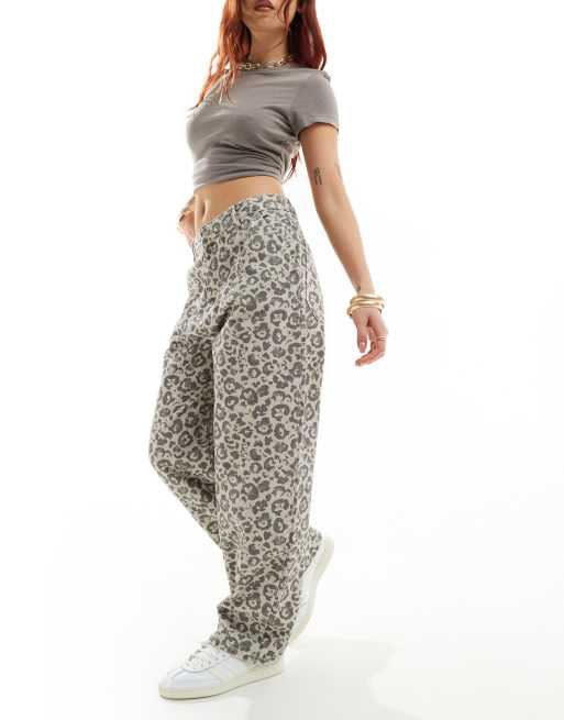 Stradivarius - STR - Jeans med tøndeformede ben og leopardprint 