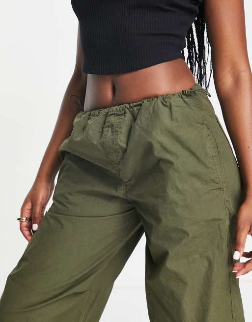 Stradivarius – STR – Khakigröna fallskärmsbyxor i oversize, 3 av 4