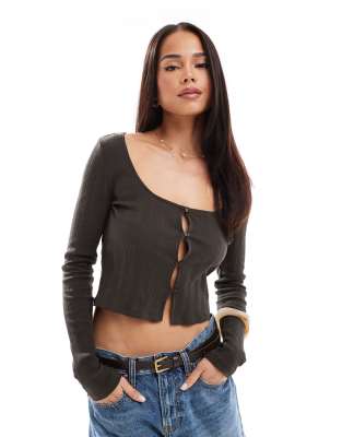 Stradivarius - STR - Knapp geschnittene Strickjacke in Braun