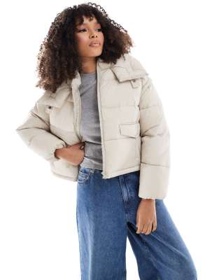 Stradivarius - STR - Kurze Pufferjacke in Ecru-Neutral