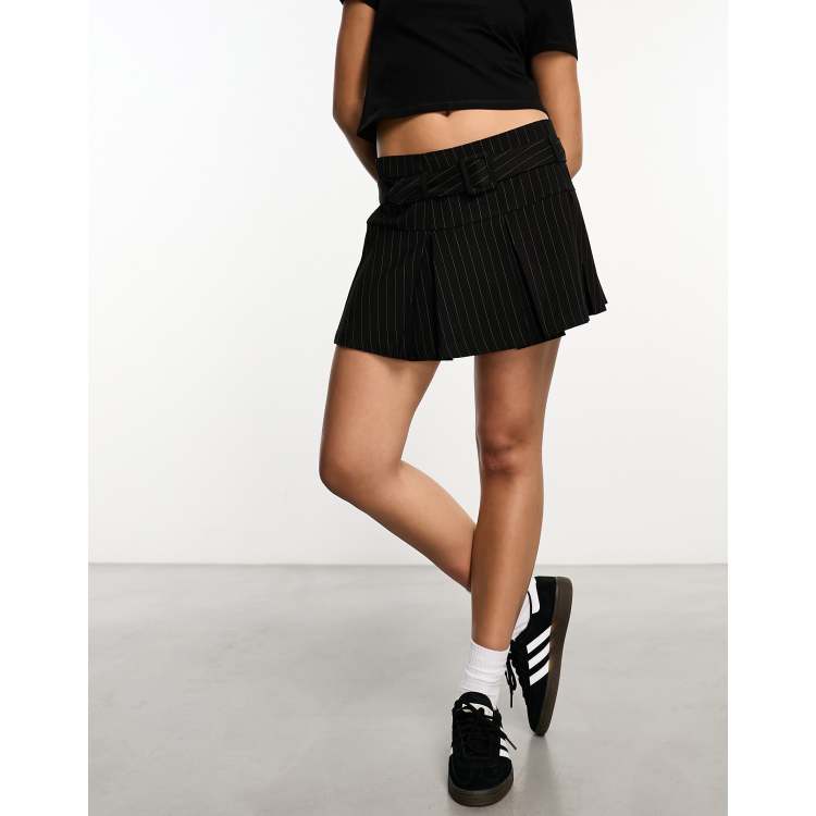 Stradivarius STR Mini jupe plissee Noir a fines rayures ASOS