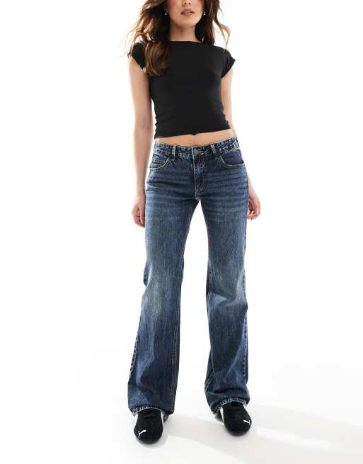 Stradivarius – STR – Schlagjeans in dunkelblauer Waschung mit niedrigem Bund