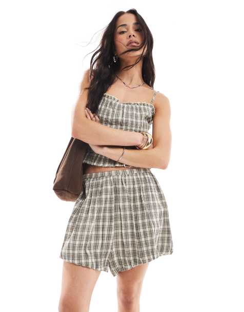 Stradivarius - STR - Ternet sæt med rynket croptop med stropper og shorts - view 1