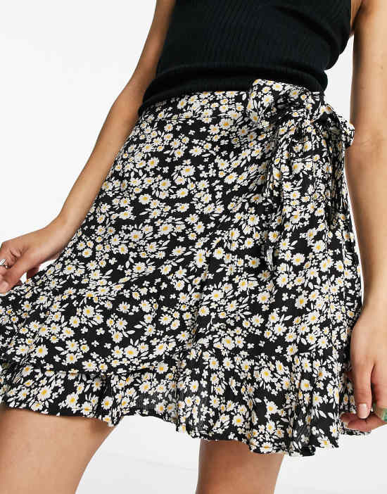 https://images.asos-media.com/products/stradivarius-str-wrap-mini-skirt-with-in-daisy-floral-print/202947842-3?$n_550w$&wid=550&fit=constrain