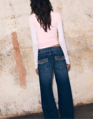 Stradivarius - Straight Jeans aus dunkelblauem Denim mit nietenbesetztem Bund-Schwarz