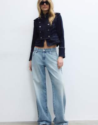 Stradivarius - Straight Jeans in überfärbtem Blau mit niedrigem Bund und mit Nieten besetzten Taschen