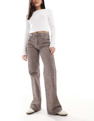 straight leg jeans in light wash leopard-Multi