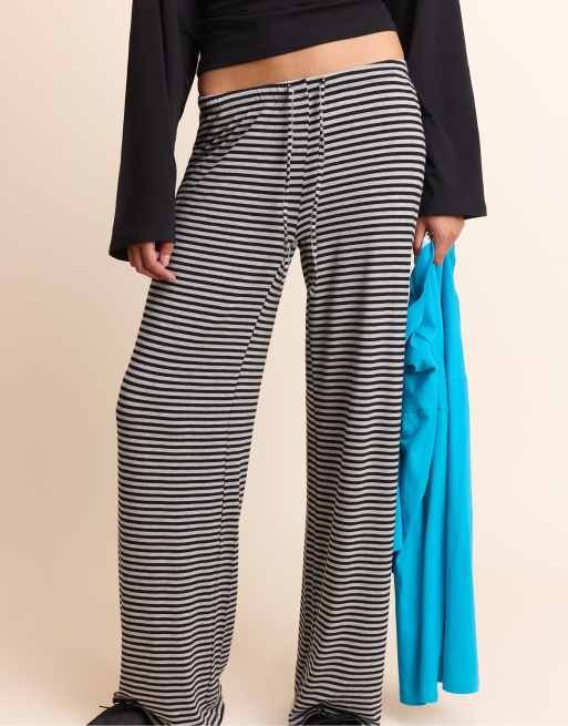 Stradivarius stribede joggers med smal talje i sort, 2 af 7