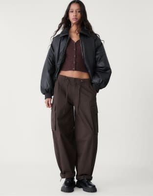 Stradivarius - Strick-Oberteil in Braun mit U-Boot-Ausschnitt-Brown