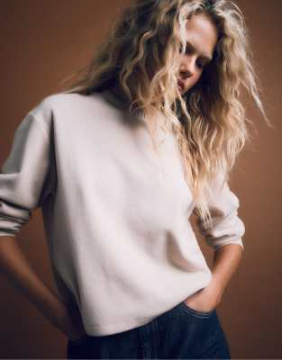 Stradivarius - Strick-T-Shirt in Steinbeige mit Rundhalsausschnitt-Weiß