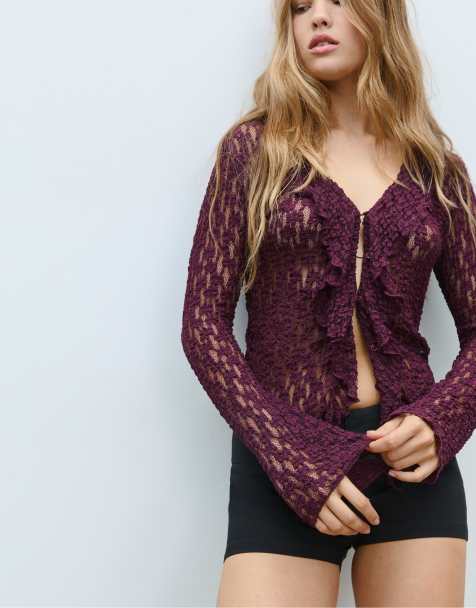 Stradivarius – Strickjacke aus Spitze in Purpurrot mit Rüschen - view 1