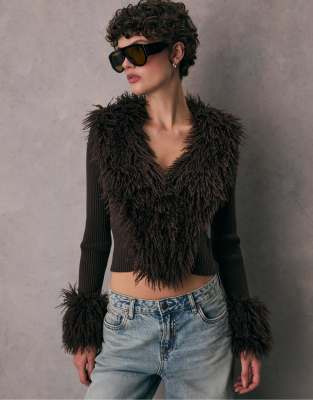 Stradivarius - Strickjacke in Braun mit abnehmbarem Kunstpelz-Brown