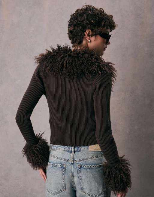 Stradivarius – Strickjacke in Braun mit abnehmbarem Kunstpelz, 2 von 4