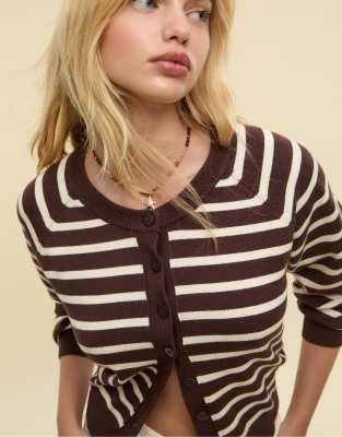 Stradivarius - Strickjacke in Braun mit Knöpfen und Raglanärmeln