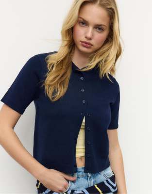 Stradivarius - Strickjacke in Dunkelblau mit Knopfleiste und Stehkragen-Marineblau