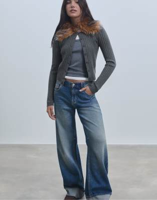 Stradivarius - Strickjacke in Dunkelgrau mit Kunstpelzkragen