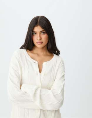 Stradivarius - Strickjacke in Ecru mit Knopfleiste und Zopfmuster-Weiß