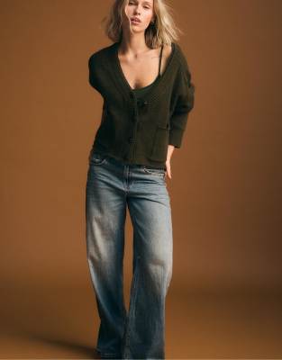 Stradivarius - Strickjacke in Grün mit mehrlagigem Kragendetail