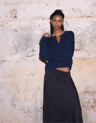 Stradivarius - Strickjacke in Marineblau mit Knopfleiste und Zopfmuster