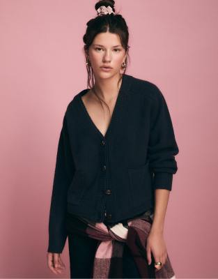 Stradivarius - Strickjacke in Marineblau mit mehrlagigem Kragendetail