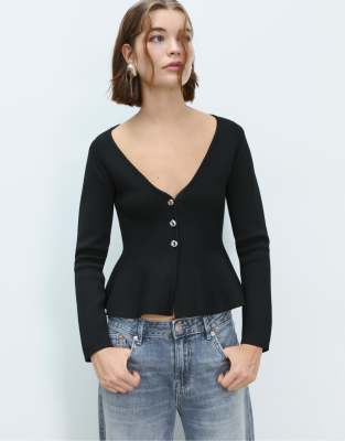 Stradivarius - Strickjacke in Schwarz mit Knopfleiste und Schößchensaum