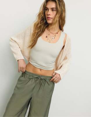 Stradivarius - Strickjacke in Vanille mit Fledermausärmeln und Bindedetail-Weiß