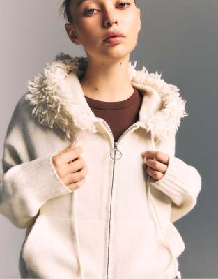 Stradivarius - Strickjacke in Vanille mit Kapuze mit Kunstpelzbesatz-Weiß