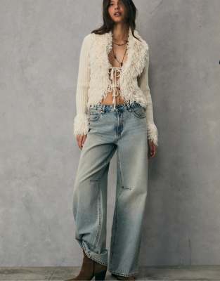 Stradivarius - Strickjacke in Vanille mit Kunstpelzbesatz und Bindedetail-Weiß