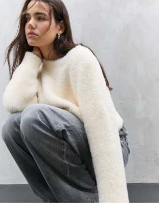 Stradivarius - Strickpullover aus Kunstpelz in Vanillegelb-Weiß