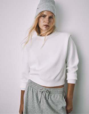 Stradivarius - Strickpullover in Ecru mit Schulterpolstern-Weiß