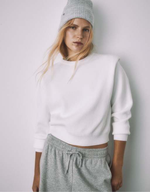 Stradivarius – Strickpullover in Ecru mit Schulterpolstern