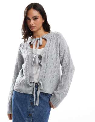 Stradivarius - Strickpullover in Grau mit Zopfmuster und Schnürung