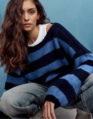 Stradivarius - Strickpullover in Marineblau gestreift mit U-Boot-Ausschnitt und Schaldetail