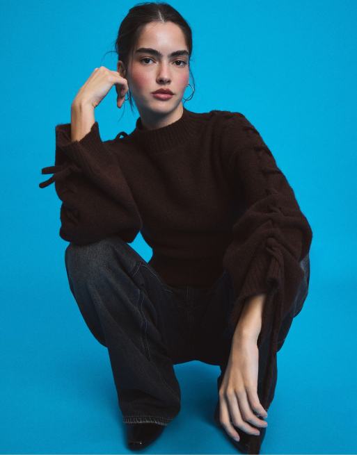 Stradivarius Strickpullover mit Bindedetail an den Ärmeln in Braun, 2 von 7