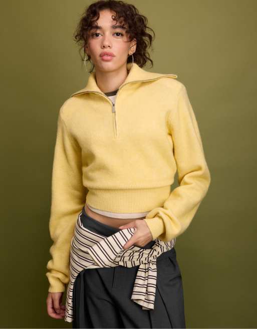 Stradivarius Strickpullover mit gepolsterten Schultern und kurzem Reißverschluss in Gold, 2 von 7