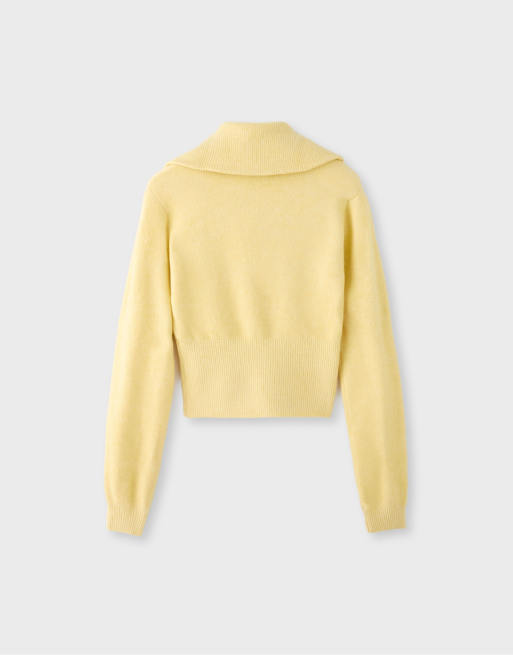 Stradivarius Strickpullover mit gepolsterten Schultern und kurzem Reißverschluss in Gold, 7 von 7