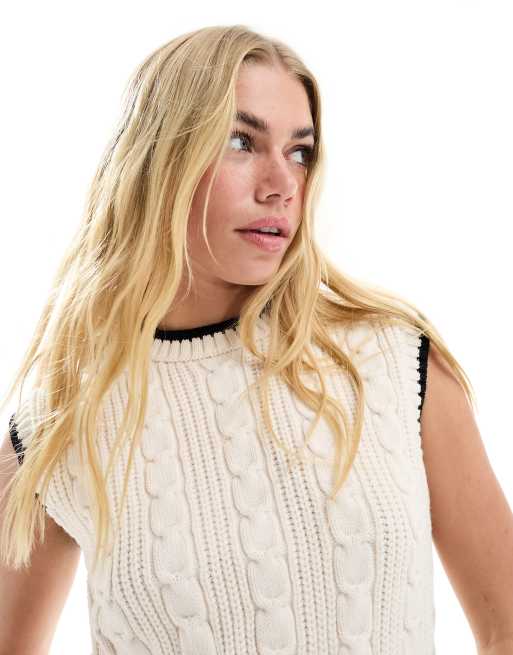 Stradivarius – Strickpullunder in Ecru mit Zopfmuster