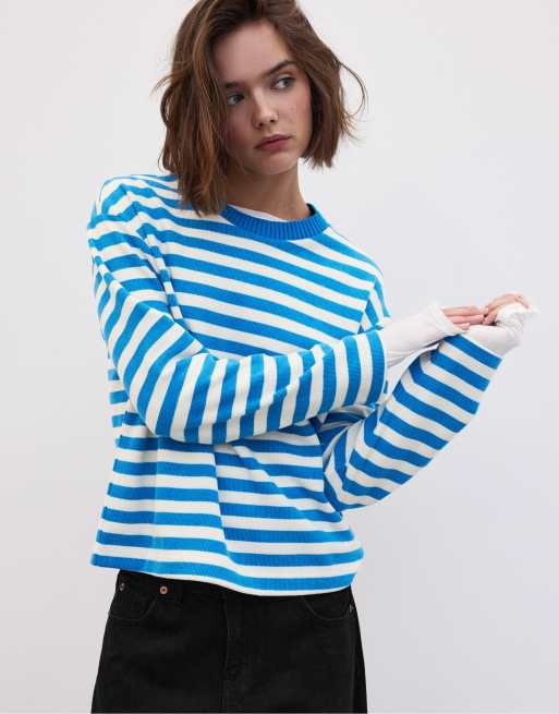 Stradivarius strikket T-shirt med rund hals og turkise striber, 5 af 7