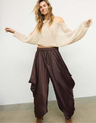 Stradivarius - Super weite Haremshose in Braun-Brown