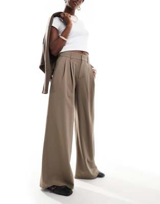 Stradivarius Stradivarius super wide leg pleat front trousers in beige-Neutral