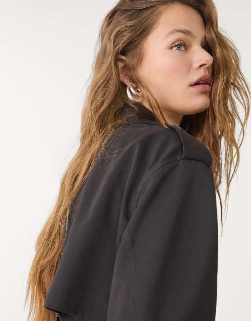 Stradivarius – Svart, kort trenchcoat med skärp