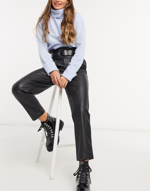 Stradivarius – Svarta byxor i läderimitation med paperbag-midja