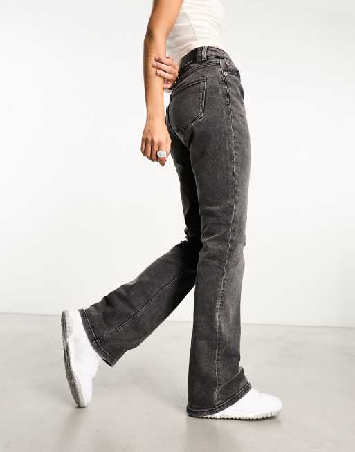 Stradivarius – Svarttvättade bootcut-jeans med raka ben 